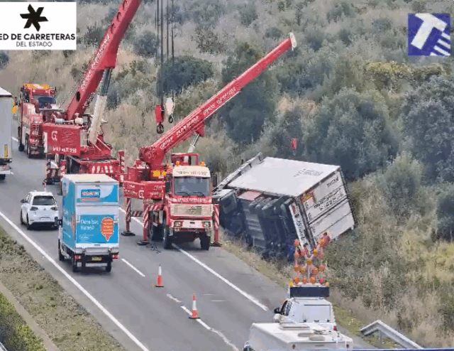Un carril tallat a l'AP-7 a Cambrils en sentit nord per retirar un camió accidentat
