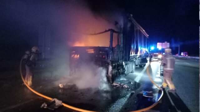 incendi que ha cremat la tractora d'un camió, que transportava caixes de roba, a l'AP-7, al seu pas per Cambrils