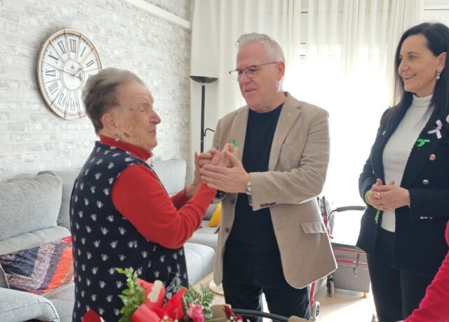 L'alcalde de Salou amb la Benita Vela Domínguez (Ajuntament de Salou)