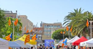 La celebració de Sant Jordi transforma la plaça de Salou en un vibrant espai de cultura i tradició