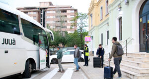Queixes, resignació i enuig entre els usuaris de l’R13 a l’estació de Valls en el primer dia de tall per obres