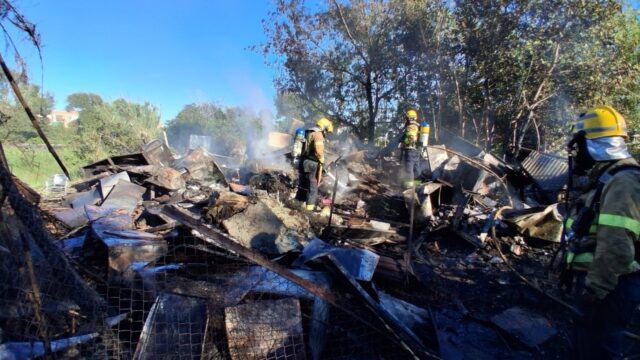 Imatge dels bombers a l'extinció del foc a Torreforta (Bombers)
