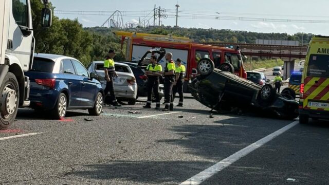 Imatge d'un cotxe bolcat a un accident a l'AP-7, a l'altura de Vila-Seca (Anti-Radars Catalunya)